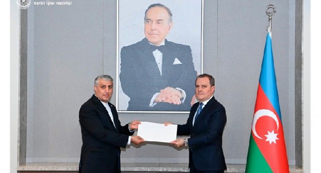 Ceyhun Bayramov İranın yeni səfirinin etimadnaməsinin surətini qəbul edib