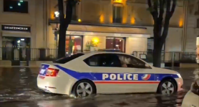 Fransanı su basdı, polislər "Titanik" musiqisi ilə küçələrdə gəzdi - VİDEO