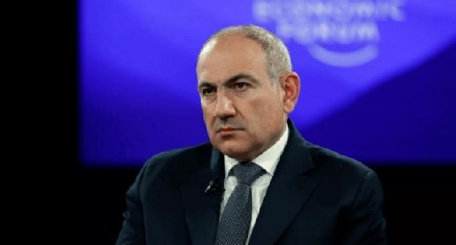 Paşinyan Fransaya gedib