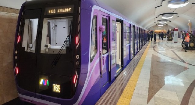 Bakıda qadın metroda uşaq dünyaya gətirdi