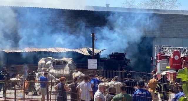 Türkiyədə üç yanaşı fabrik yanır