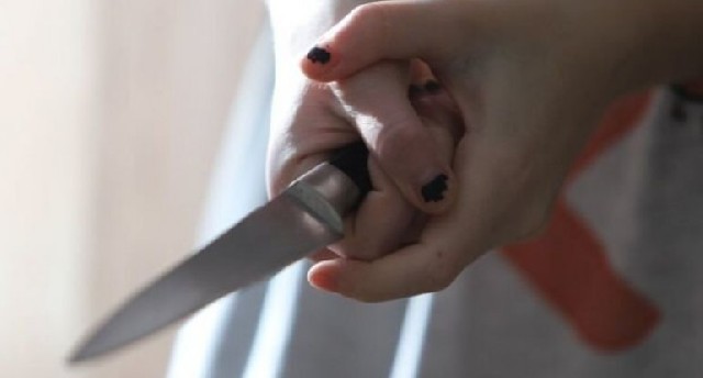Ana azyaşlı qızlarını bıçaqlayıb intihar etdi