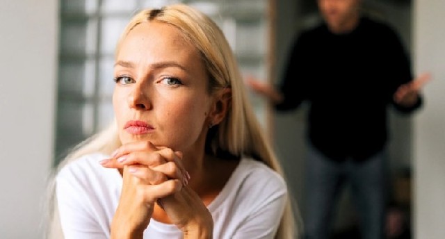 Partnyorunuzun sizi emosional olaraq məhv etdiyini göstərən 12 əlamət