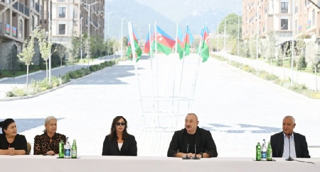 İlham Əliyev Kəlbəcər şəhərinin sakinləri ilə görüşüb, onlara mənzillərin açarlarını təqdim edib