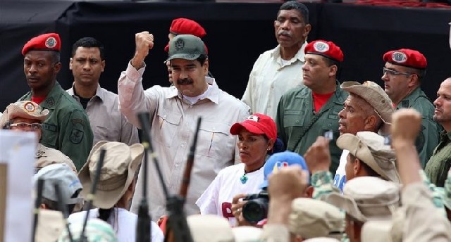 Venesuelada səfərbərlik: Maduro ölkəboyu adam toplayır