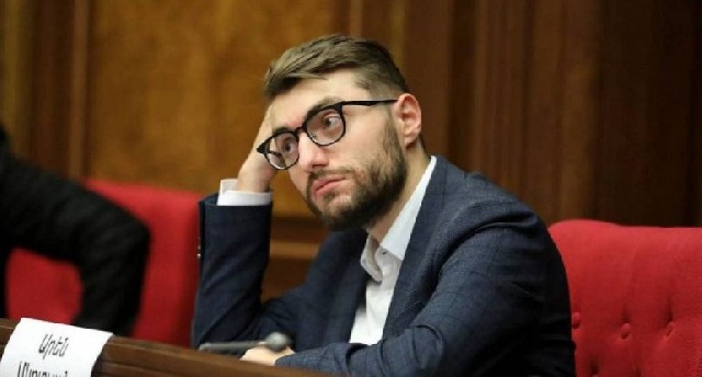 Ermənistanda deputat istefa VERDİ