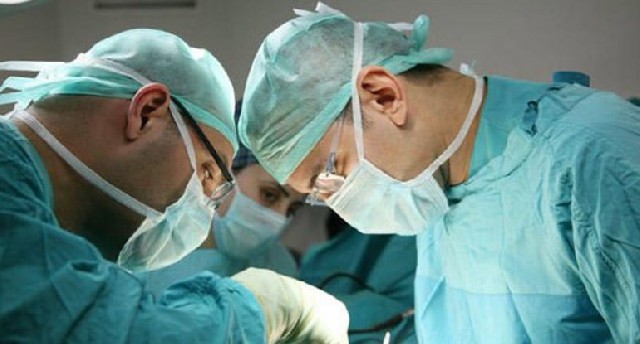 Azyaşlı qızın başından 15 santimetrlik bıçaq çıxarıldı - FOTO
