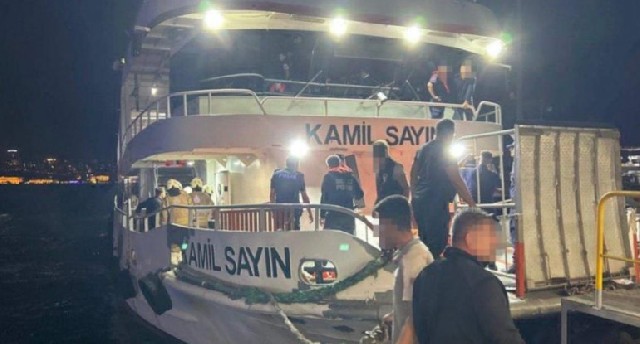 İstanbulda sərnişin bərəsi gəmi ilə toqquşdu - Xəsarət alanlar var